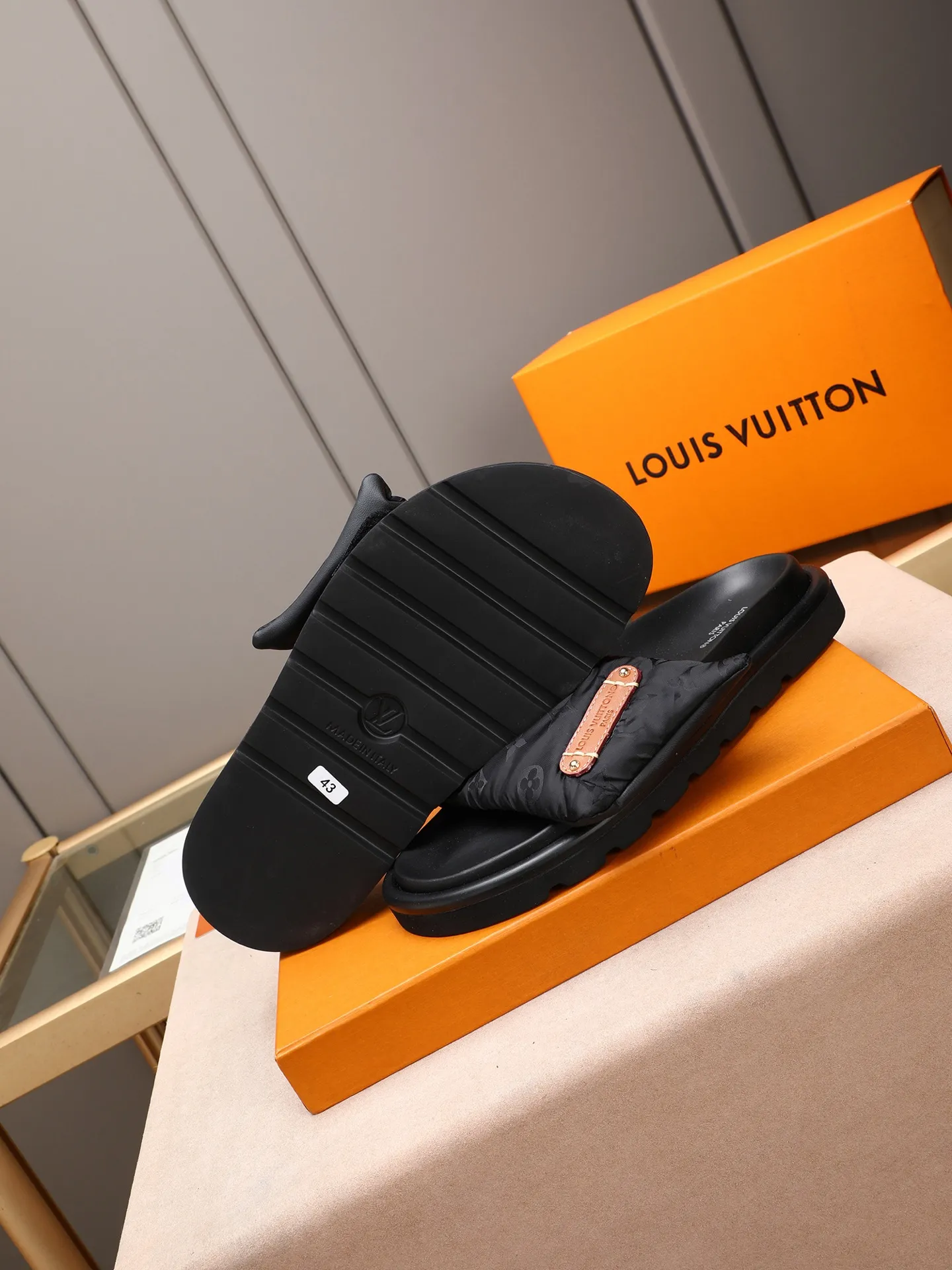 PP360 [LOUIS VUITTON] Louis Vuitton, LV printing, men's and women's slippers are on the market. The drawer box packaging comes with a cloth bag and a card. The upper pattern looks very soft and waxy, and it is a super versatile leg slimming tool. Fabric: imported denim/canvas/old fabric, LV hardware LOGO, official website pattern printing, comfortable to wear, feet: high-elastic PU water table. Sole: foam sole, heel height: about 5cm. Code number: 35-46, 35, 45, 46 are custom-made and non-returnable. Color: multiple colors and styles available.